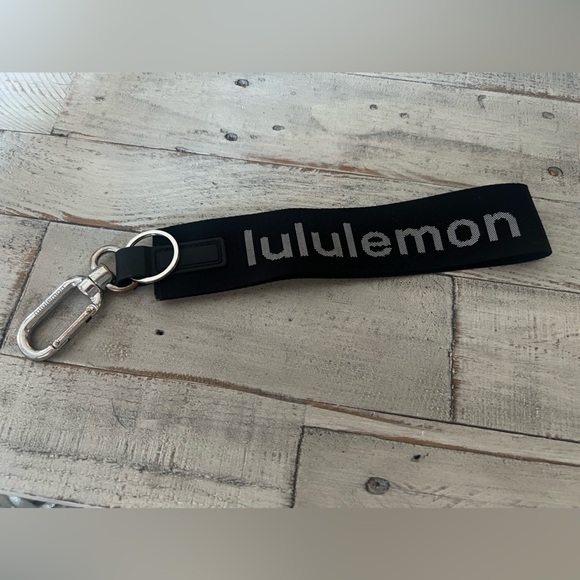 Lululemon keychain - Picture 4 of 7